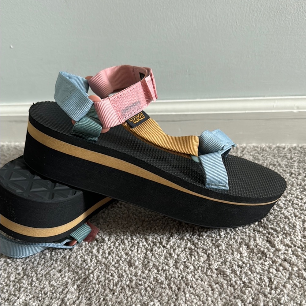 NWOT Teva women’s platform sandal sz 8